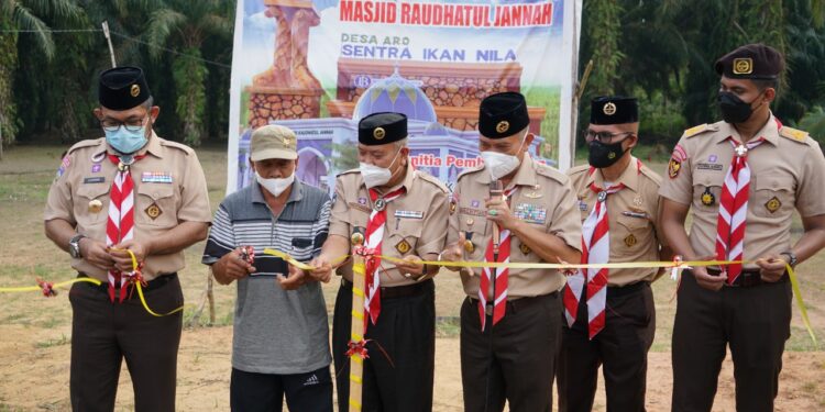 Foto – Gunting Pita Tanda Pembangunan Masjid Raudatul Jannah Desa Muaro Singoan