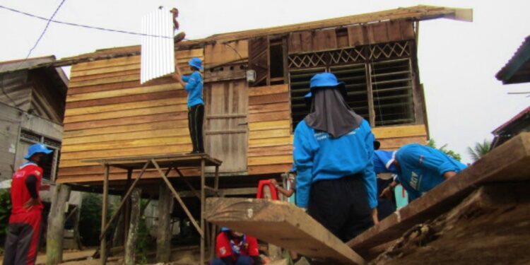 Peserta PWN Jambi Laksanakan Giat Bakti Fisik Renovasi Rumah Warga