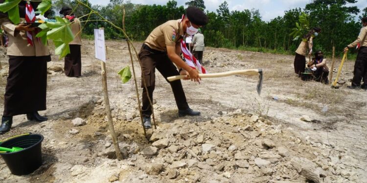Foto – Tanam Pohon Buah-Buahan di Buper Abdurrahman Sayoeti Musa