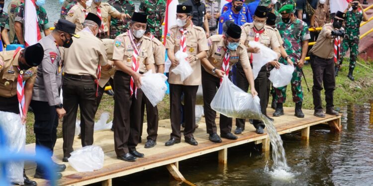 Foto – Tebar Benih Ikan Hias di Lokasi PWN Jambi 2021
