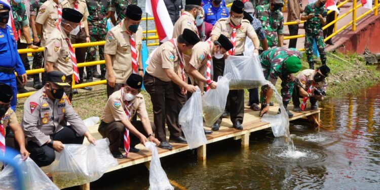 Foto – Tebar Benih Ikan Hias di Lokasi PWN Jambi 2021