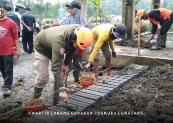 Foto – Pramuka Peduli Kwarcab Lumajang Awali Pembangunan Huntara Korban Erupsi Semeru