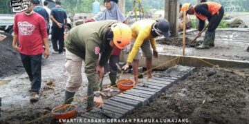 Foto – Pramuka Peduli Kwarcab Lumajang Awali Pembangunan Huntara Korban Erupsi Semeru