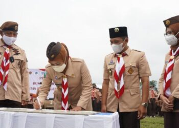 Gubernur Jawa Timur Resmikan Huntara yang Dibangun Pramuka