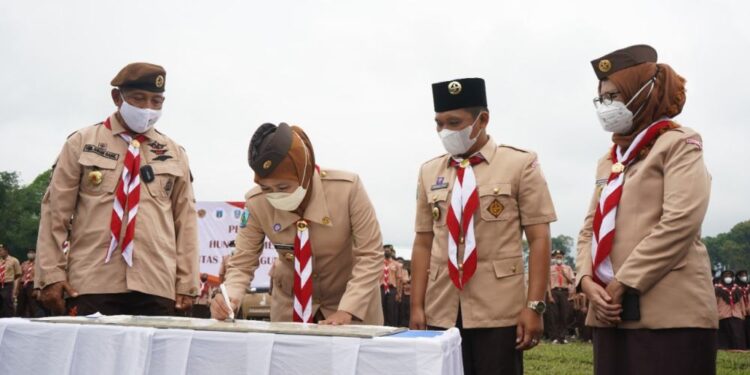 Gubernur Jawa Timur Resmikan Huntara yang Dibangun Pramuka