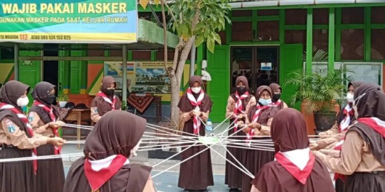 Foto – Latihan Pramuka SMP Negeri 3 Madiun, Melatih Kerjasama Anggota Regu