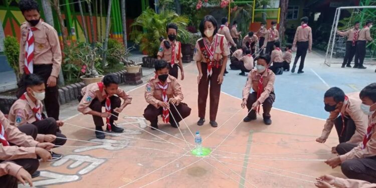 Foto – Latihan Pramuka SMP Negeri 3 Madiun, Melatih Kerjasama Anggota Regu
