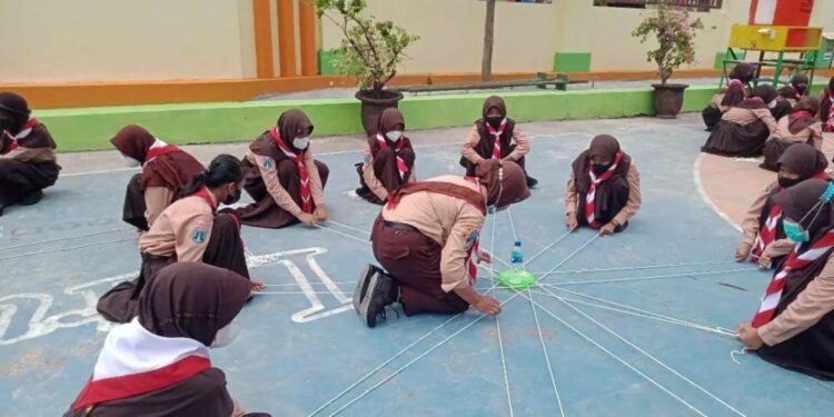 Foto – Latihan Pramuka SMP Negeri 3 Madiun, Melatih Kerjasama Anggota Regu