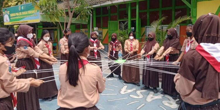 Foto – Latihan Pramuka SMP Negeri 3 Madiun, Melatih Kerjasama Anggota Regu