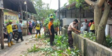 Sinergi dengan Masyarakat dan Dinas Kebersihan, Kwarcab Kota Palembang Bersihkan Rumah Sesepuh Pramuka