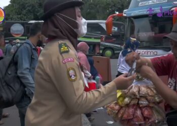 VIDEO – Karya Bakti Lebaran, Indonesia Rover Scouts Assists Millions of Hometown Travellers