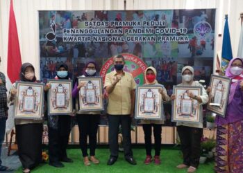 Sekjend Kwarnas Menyerahkan Secara Langsung Piagam Penghargaan Perempuan Pramuka Inspiratif 2022