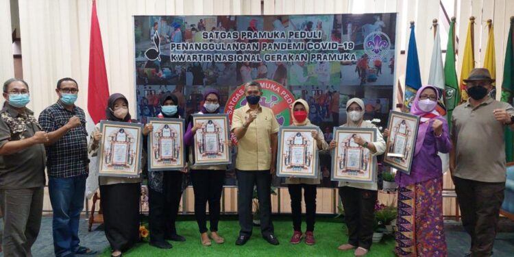 Sekjend Kwarnas Menyerahkan Secara Langsung Piagam Penghargaan Perempuan Pramuka Inspiratif 2022