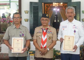 Beri Dukungan dalam Berbagai Pengabdian Masyarakat, Ketua PMI dan Kepala Pelaksana BPBD DIY Terima Penghargaan Lencana Karya Bakti