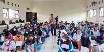 Pemateri dari Saka Kominfo Palangka Raya saat menyampaikan materi terkait pendidikan kepramukaan kepada siswa SMAN 10 Palangka Raya, dalam kegiatan MPLS, Rabu (13/07/2022).