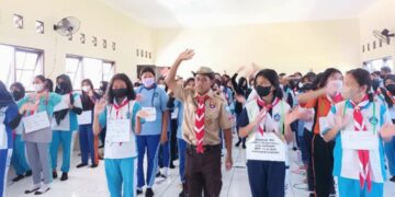 Ketua Harian Saka Kominfo Palangka Raya menyampaikan materi terkait penggunaan teknologi kepada siswa SMAN 10 Palangka Raya, Rabu (13/07/2022).