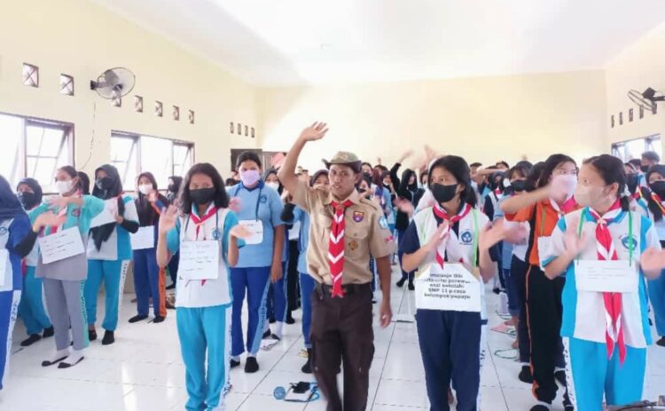 Ketua Harian Saka Kominfo Palangka Raya menyampaikan materi terkait penggunaan teknologi kepada siswa SMAN 10 Palangka Raya, Rabu (13/07/2022).