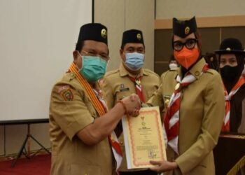 Kak Ivo Sugianto Sabran Serahkan Penghargaan Lencana Melati kepada Dua Penerima di Kwarda Kalteng