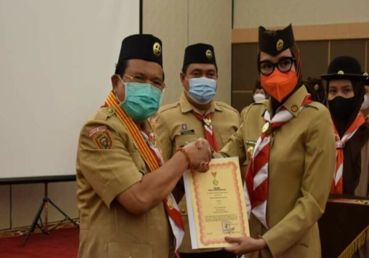 Kak Ivo Sugianto Sabran Serahkan Penghargaan Lencana Melati kepada Dua Penerima di Kwarda Kalteng