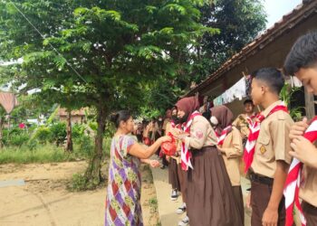 Aksi Bakti Sosial Peserta Kemah Blok SMAN 1 Citeureup Kabupaten Bogor