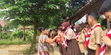 Aksi Bakti Sosial Peserta Kemah Blok SMAN 1 Citeureup Kabupaten Bogor