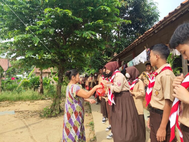 Aksi Bakti Sosial Peserta Kemah Blok SMAN 1 Citeureup Kabupaten Bogor
