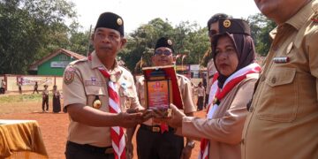 Kepala Desa Kalong 1 Terima Penghargaan Dari Kwarran Leuwisadeng