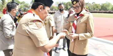 Kak Yulistra Ivo Sugianto Sabran Terima Penghargaan Lencana Darma Bakti Pramuka