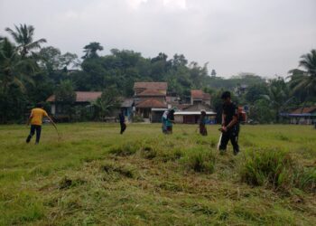 Semangat Panitia Dan Sangga Kerja Membersihkan Lapangan Untuk Arena Jamran