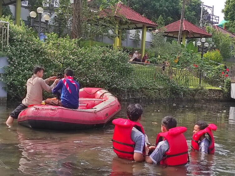 Pramuka Cibinong Adakan Bersih-bersih Cibinong Situ Plaza (CSP)