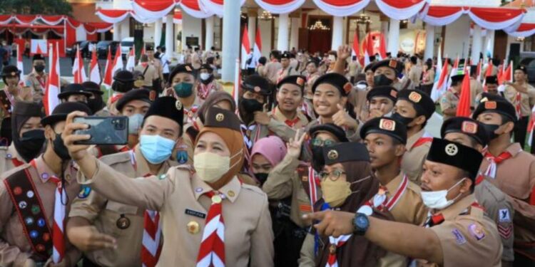 Kak Khofifah Lepas 702 Anggota Kontingen Jatim ke Jambore Nasional XI di Cibubur