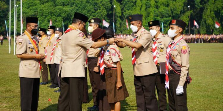 7 Penerima Tanda Penghargaan Mengikuti Penyematan Lencana pada Upacara Peringatan Hari Pramuka ke-61