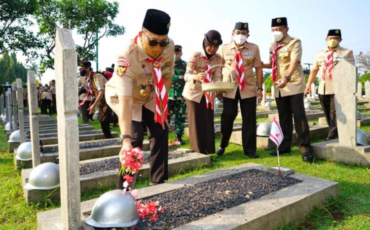 Dipimpin Ketua Kwarnas, Ratusan Pramuka Ikuti Ziarah di TMP Kalibata