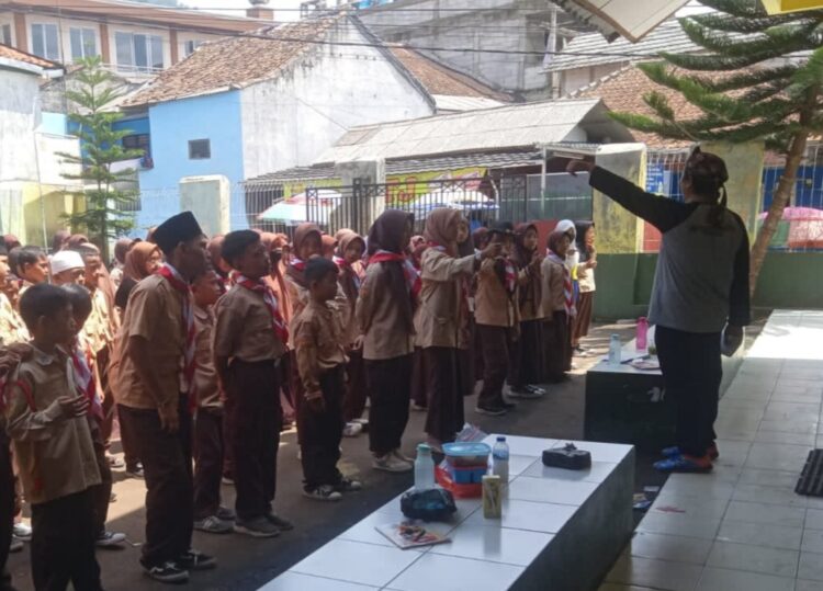 Pramuka Penggalang SDN Kawungluwuk Belajar Materi Kode Kehormatan