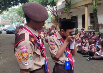 Penggalang MTs Arrasyid 1 Bogor Berlatih Penggunaan Kompas
