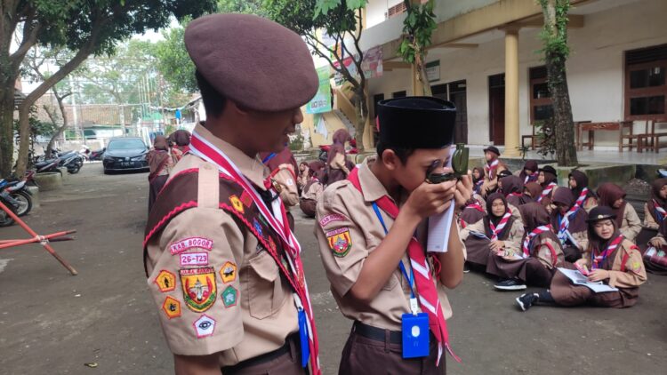 Penggalang MTs Arrasyid 1 Bogor Berlatih Penggunaan Kompas