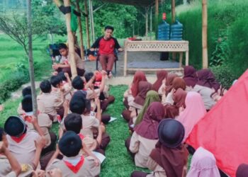 Puluhan Penggalang Pangkalan MI Sirojul Huda Ikuti Persami di Taman Firdaus