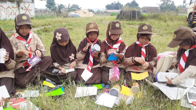 Gudep Pangkalan SDN Jambuluwuk 01 Gelar Latihan Rutin  Membuat Hasta Karya