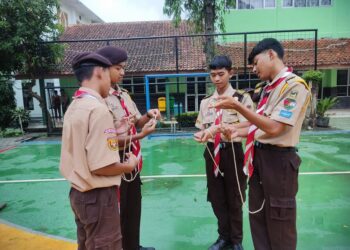 Suasana Belajar Tali-Temali Pada Latihan Rutin di Gudep Pangkalan SMAN 1 Citeureup