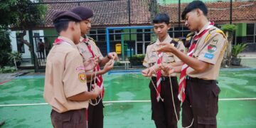 Suasana Belajar Tali-Temali Pada Latihan Rutin di Gudep Pangkalan SMAN 1 Citeureup