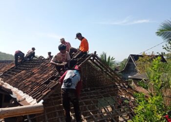 Pramuka Rembang Bedah Rumah Warga Kurang Mampu
