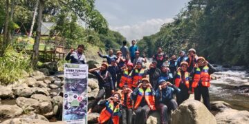 Instruktur Muda Racana Soedirman Adakan River Tubing di Desa Pandak