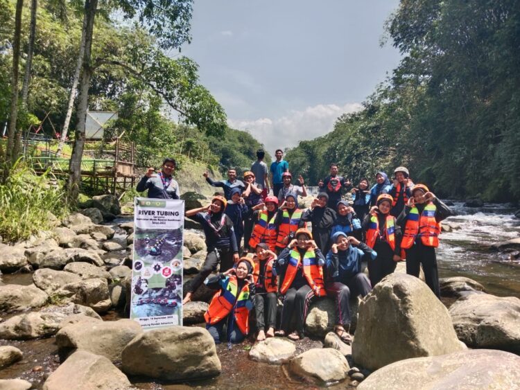 Instruktur Muda Racana Soedirman Adakan River Tubing di Desa Pandak