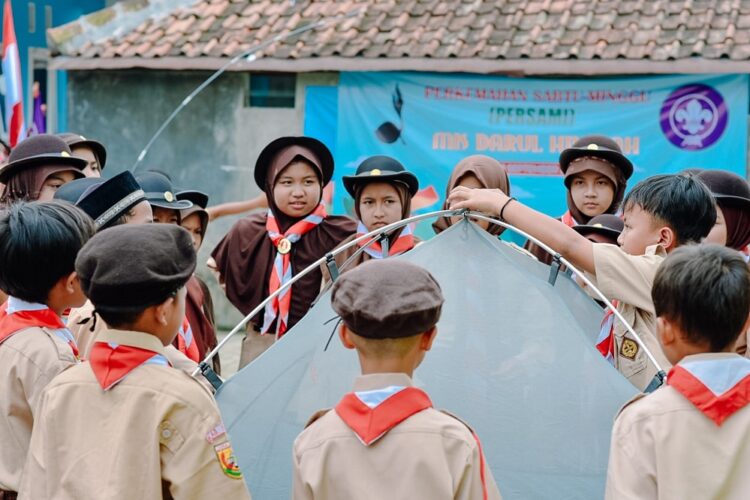 Rasa Senang Siswa MIS Darul Hikmah Kecamatan Tenjolaya Ikuti Perkemahan Pramuka