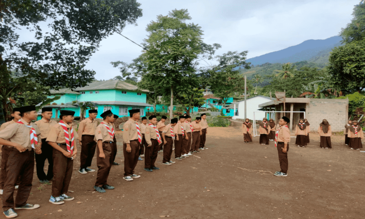 FOTO : Penggalang SMP Manba’ul Ulum Cijeruk Bogor berlatih Upacara Pembukaan Latihan