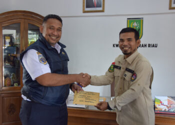 Kwarcab Kota Pekanbaru Serahkan Donasi Bumbung Kemanusiaan ke Kwarda Riau