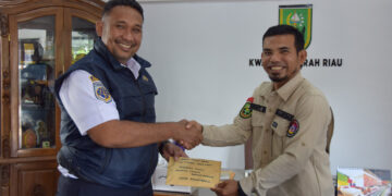 Kwarcab Kota Pekanbaru Serahkan Donasi Bumbung Kemanusiaan ke Kwarda Riau