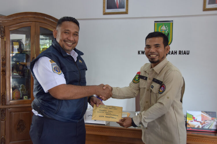 Kwarcab Kota Pekanbaru Serahkan Donasi Bumbung Kemanusiaan ke Kwarda Riau