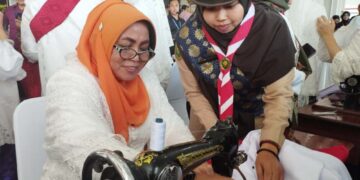 Kak Heldayati Dampingi Istri Gubernur Riau Jahit Bendera Merah Putih di Bengkulu