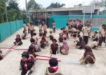 Latihan Rutin, Penggalang SD Negeri Tajurhalang 1 Belajar Penggunaan Tongkat